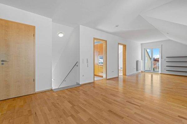 Wohnbereich (Archivbild ohne Türe zum Treppenaufgang)