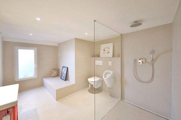 Duschbadezimmer im Erdgeschoss