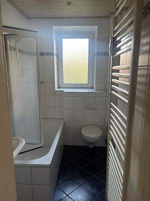 Helles Badezimmer mit Fenster