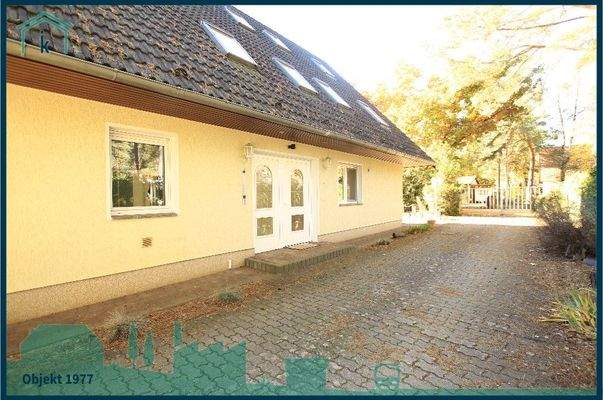 1977 Zufahrt mit Hauseingang.jpg