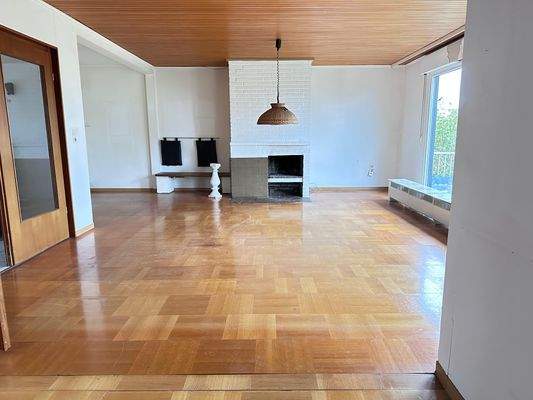 Lichtdurchfluteter Wohnbereich mit zentralem Kamin