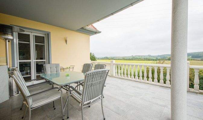 Terrasse mit herrlichem Weitblick (1).jpg