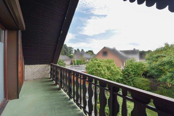 Loggia mit Blick in den Garten 