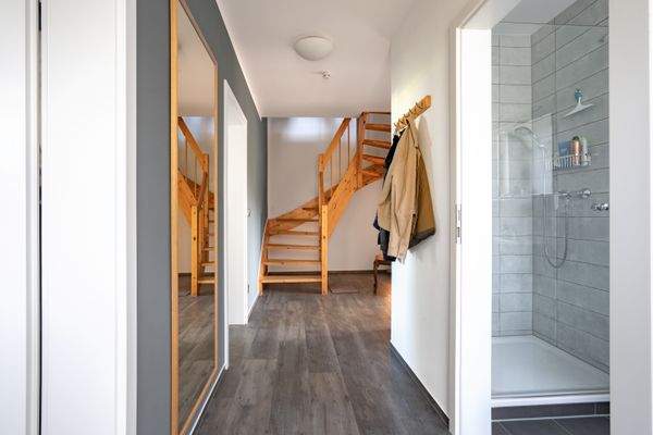 Flur EG Blick zur Treppe