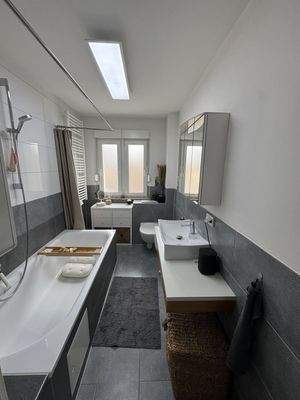 Tageslichtbad mit Wanne und WC.jpg