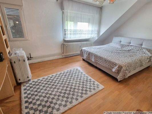 17Vorderhaus DG Schlafzimmer