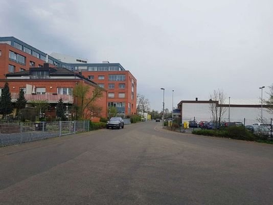 Links Büro - Rechts Parkplatz