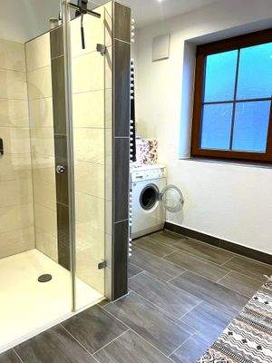 Duschbad und Waschmaschinenanschluss