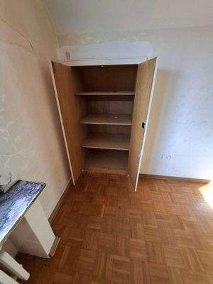 mit kleinem Wandschrank