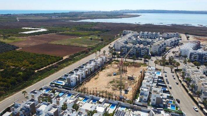 Blick über das Grundstück zur Salzwasserlagune