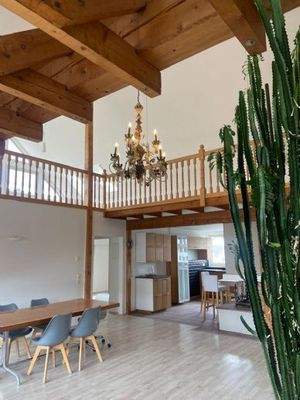 Wohn-Essbereich und offene Küche