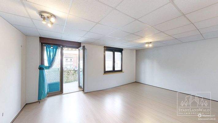 Wohnzimmer mit Übergang zum Balkon