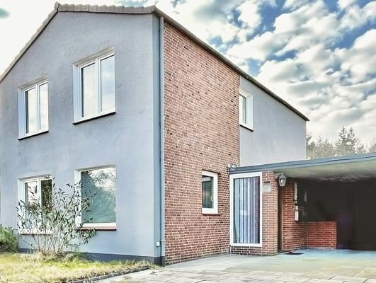 Hausansicht mit Stellplatz