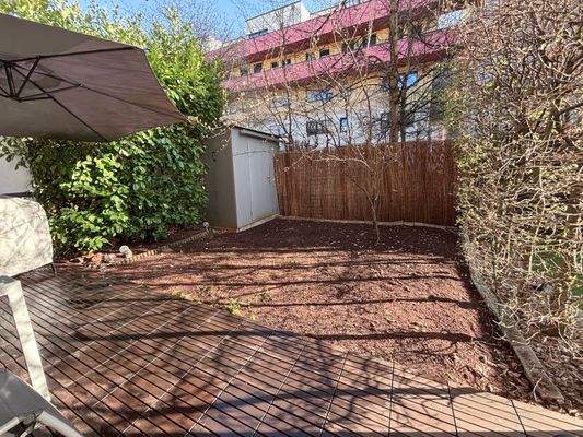 Blick auf Terrasse & Garten