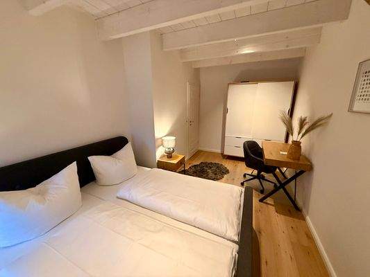 Schlafzimmer mit Arbeitsplatz