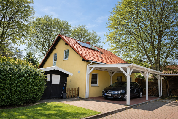 Haus mit Carport KI