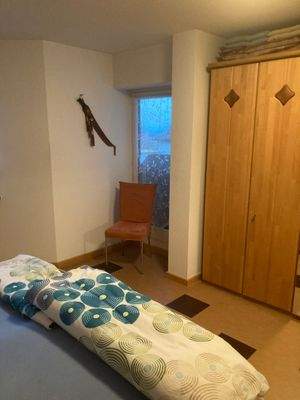 ... im Schlafzimmer Blicke zur Terrassen-Türe ...