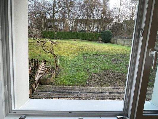 Blick aus dem Kinderzimmer / Büro in den Garten