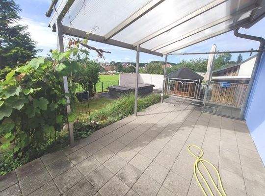 EG überdachte Terrasse mit Windschutz