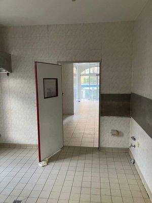 Küche mit Blick in den Verkaufsraum