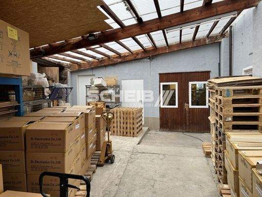 Zwischenbau mit Anlieferung