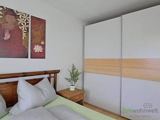 großer Kleiderschrank