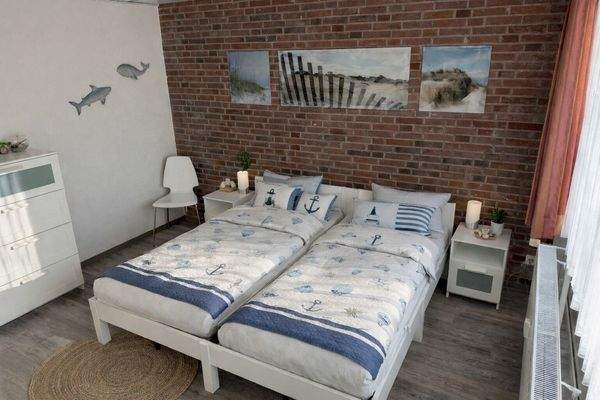 Schlafraum mit Zugang zum Balkon