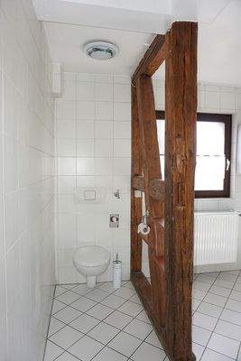 ... mit Badewanne, Dusche und Waschmaschinenanschluss ...