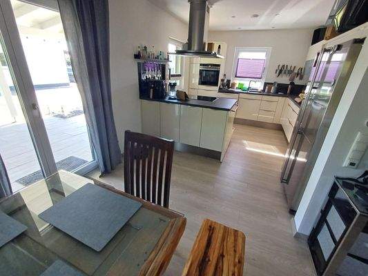 ...angrenzender Essbereich