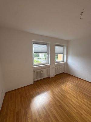 Helles Zimmer mit Parkett