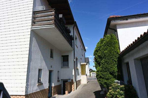 Durchfahrt zum hinteren Grundstück