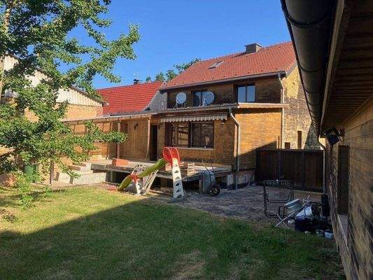 Hausrückseite mit Blick aus dem Garten