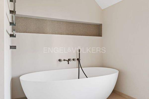 ... mit freistehender Wanne