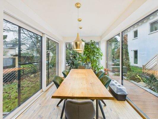 Essbereich mit Blick ins Grüne 