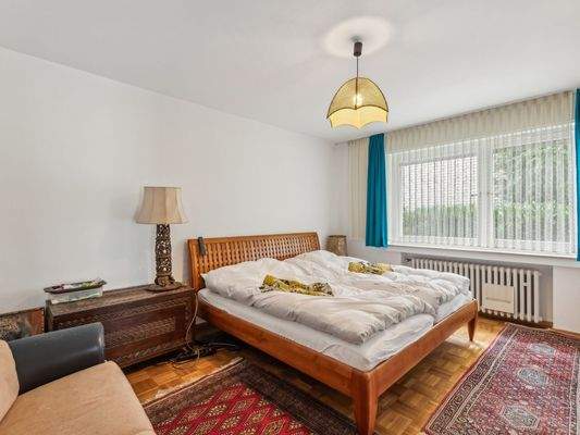 Schlafzimmer EG möbliert