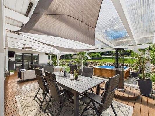 großzügige, überdachte Terrasse