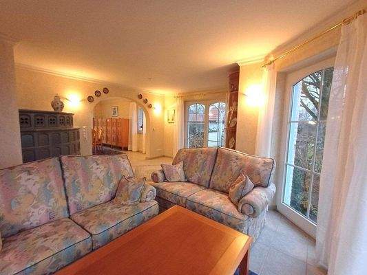 Wohnzimmer mit Blick zum Esszimmer