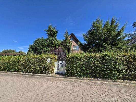 Ansicht Süd-Westen von Straßenseite mit Zugang Haus