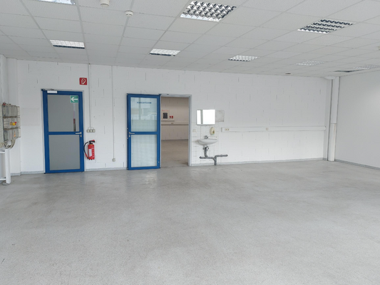 Werkstatt mit Büro und Lagerbereich