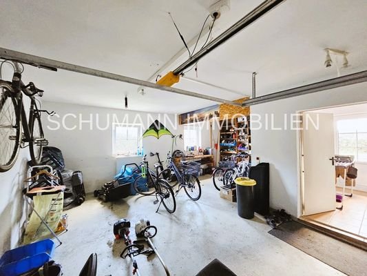Große Garage mit el. Tor