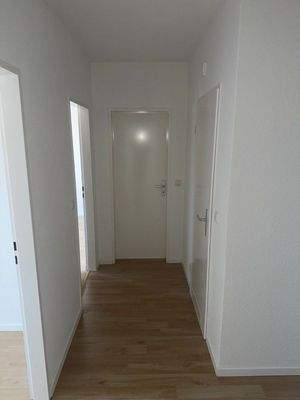 Heller Flur mit Türen