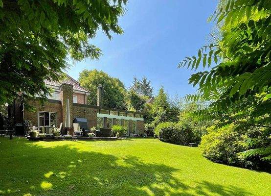 Anbau mit gepflegtem Garten