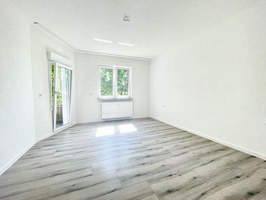 Wohnzimmer mit Balkonzugang