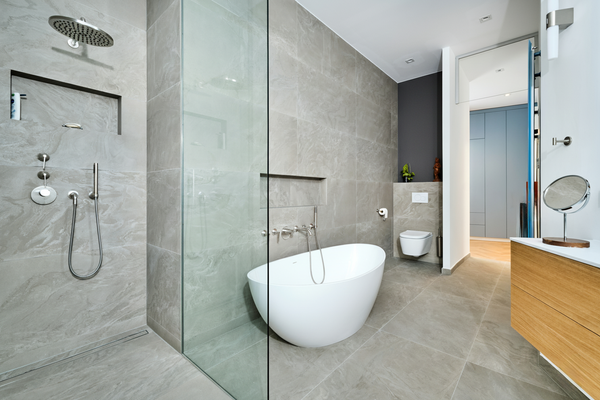 Wohlfühloase mit Wanne und Dusche