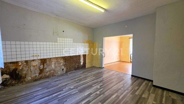 Große Küche mit vielen Stellmöglichkeiten