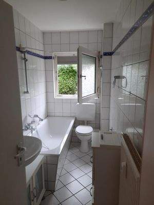 Tageslichtbad mit Wanne