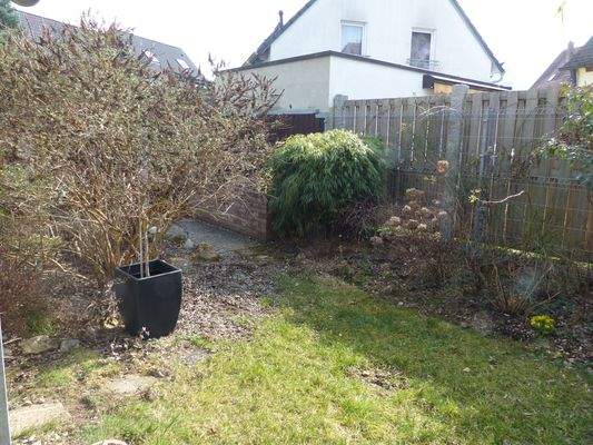 Gestalteter Garten mit umlaufenden Sichtschutz