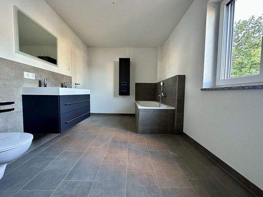 Badezimmer mit Wanne und Dusche