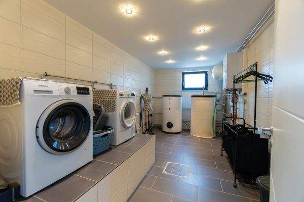 22 Keller Heizungskeller und Waschraum.jpg