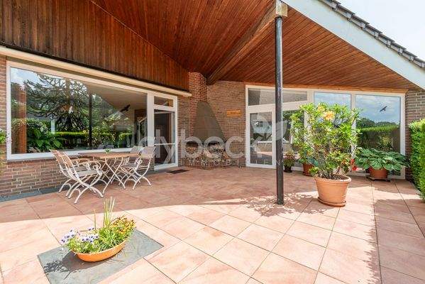 Terrasse mit Außenkamin